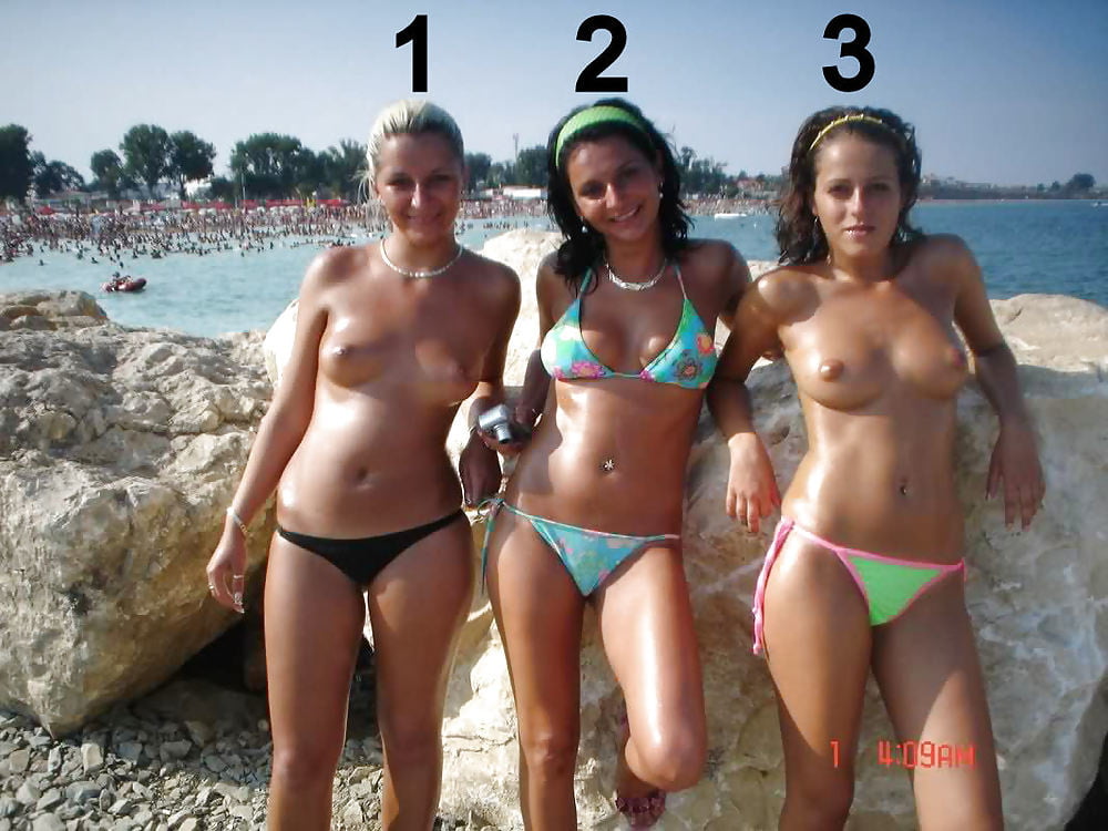Topless sulla spiaggia
 #105618813