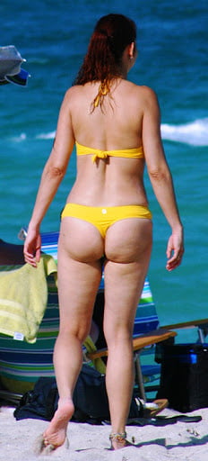 Heißer sexy Milf-Arsch im Bikini am Strand
 #94066529