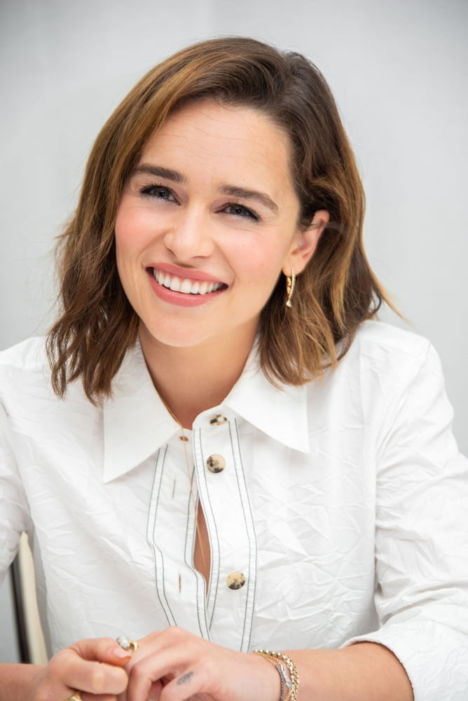 Emilia Clarke tirant beaucoup de visages mignons 2
 #99863186