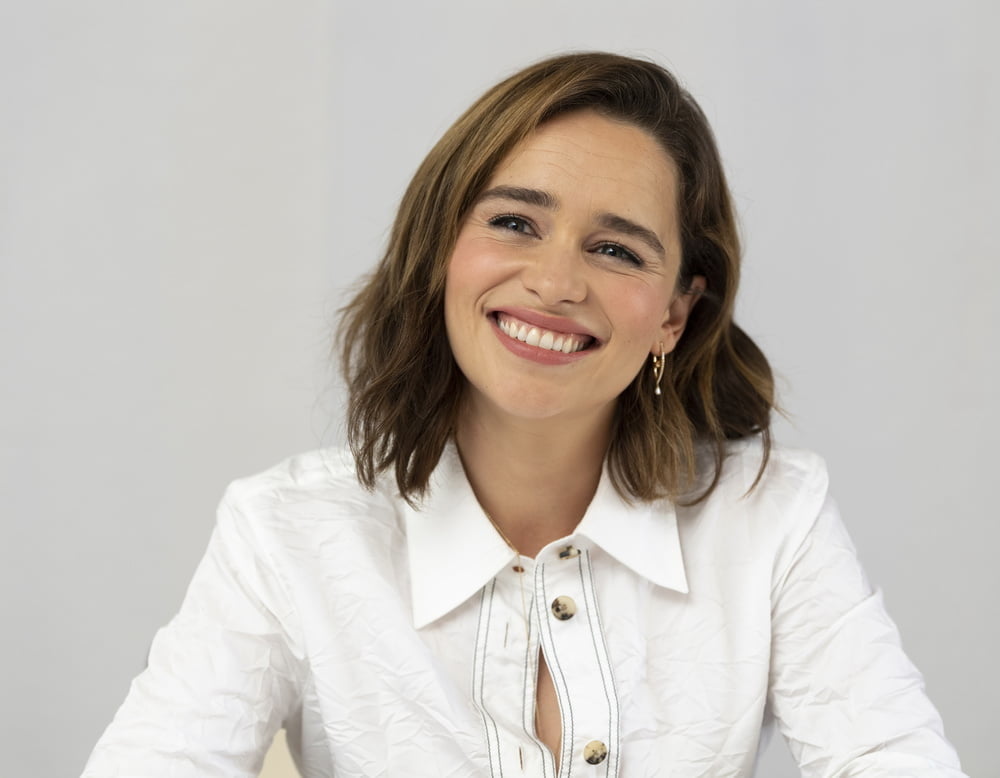 Emilia Clarke tirant beaucoup de visages mignons 2
 #99863189