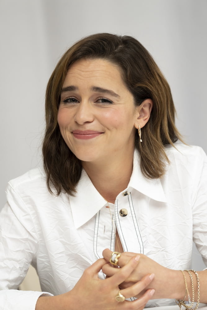 Emilia Clarke tirant beaucoup de visages mignons 2
 #99863206