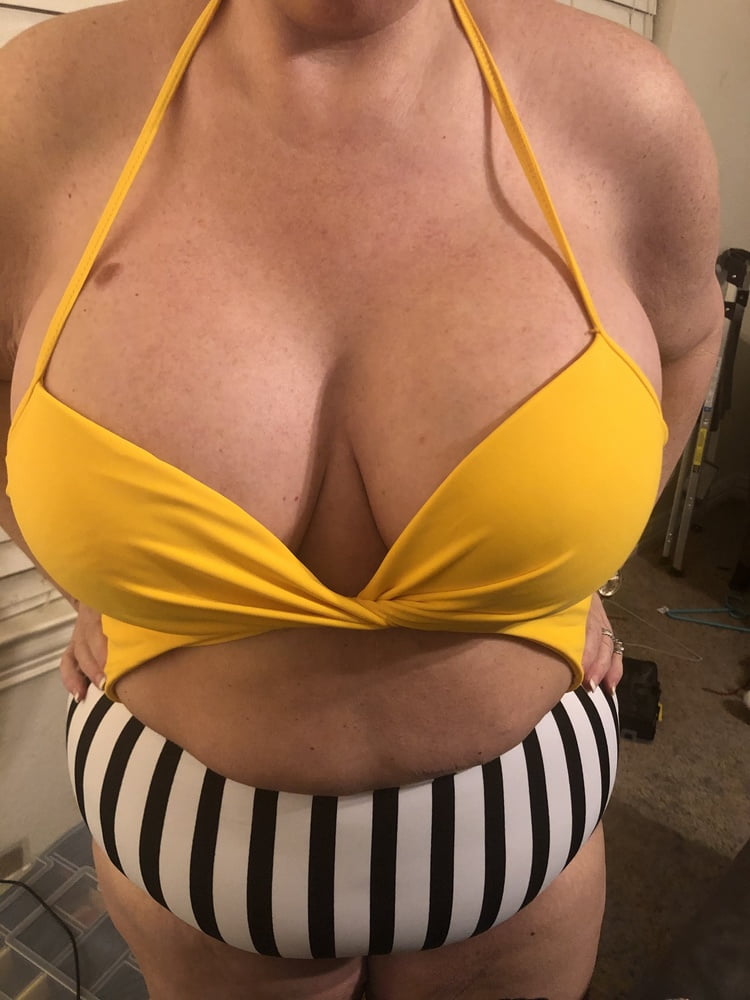 Neue Bikinis für meine neuen riesigen Brüste
 #79775582