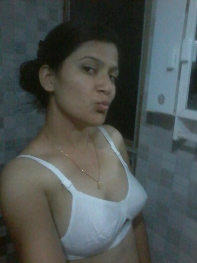 Indian cute wife seema showing her nude pic #95550114
