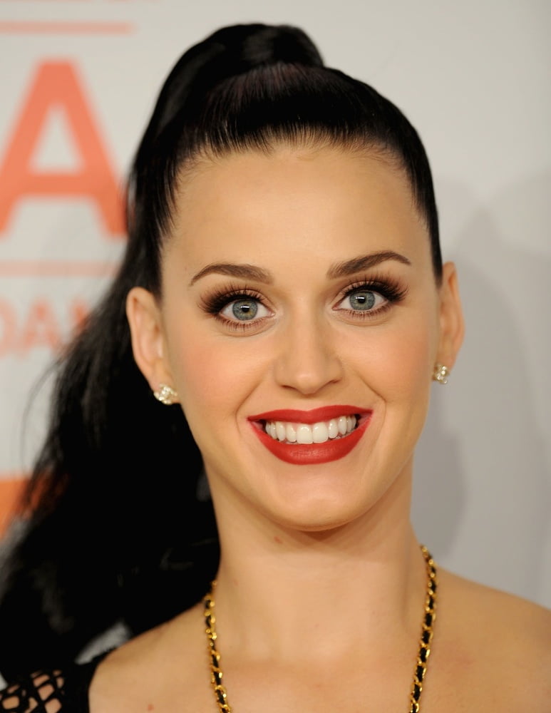 Katy perry non nuda alta coda di cavallo
 #80539699