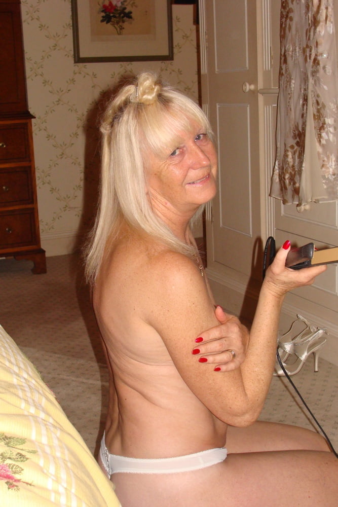 Sexy blonde amateur uk gilf montre tout
 #106514545