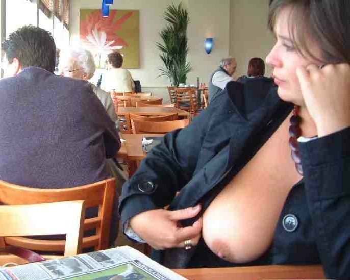 Chibby mature avec des seins énormes exposition de flashage public
 #79867092