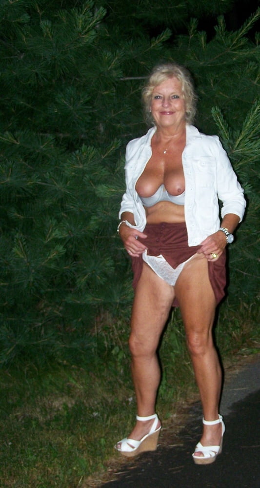 Mantenerse fresco, en una noche de verano caliente
 #91963315