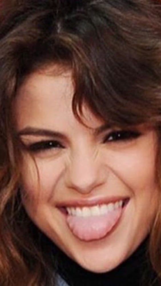 Selena Gomez lingua #94119466