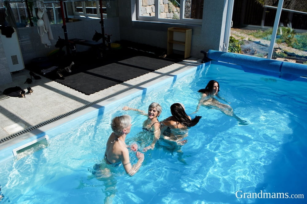 Nonne: orgia in piscina della nonna
 #87808913