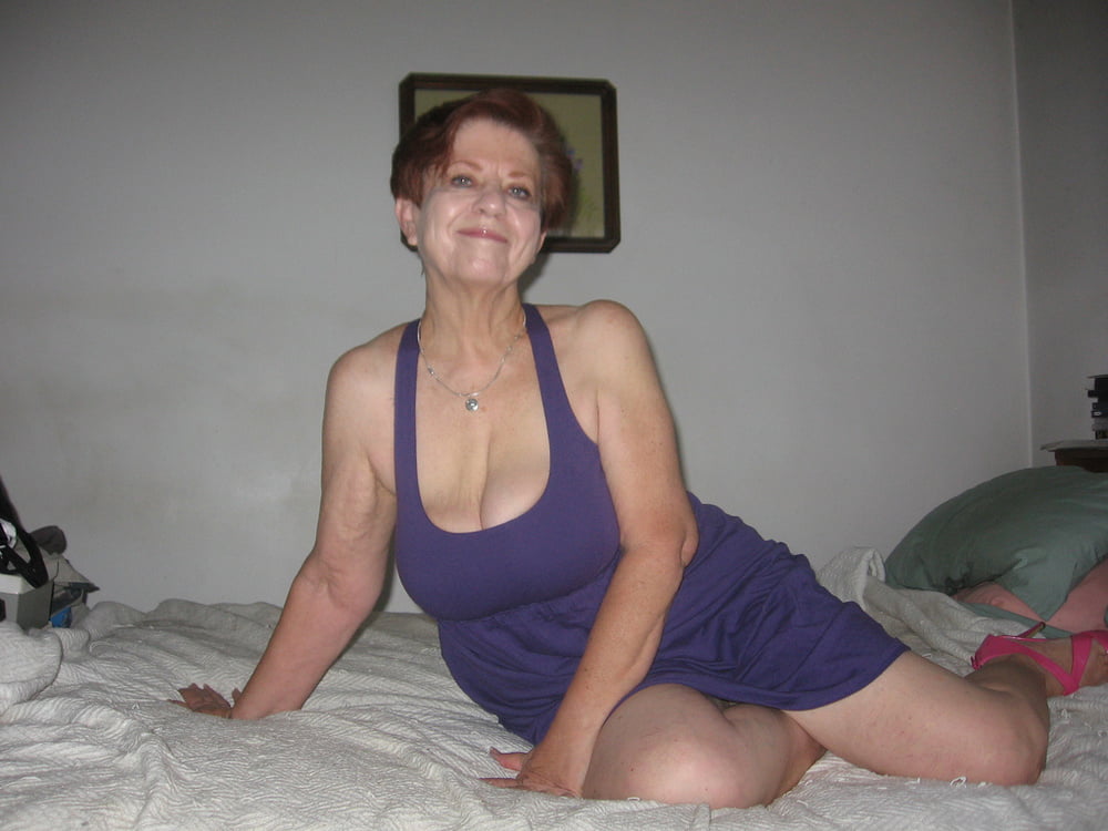 Brunette grand-mère avec de gros seins
 #99094780