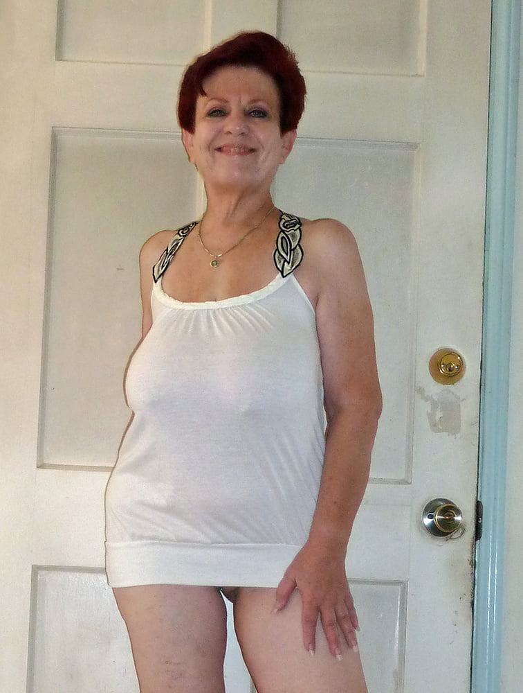 Brunette grand-mère avec de gros seins
 #99095046