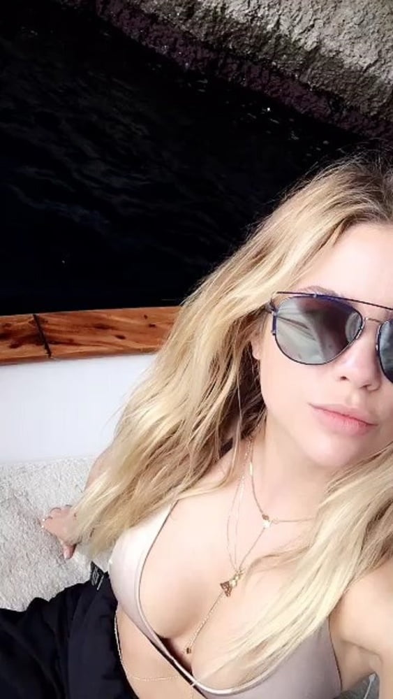 Ashley benson est le parfait lapin des neiges.
 #87635166