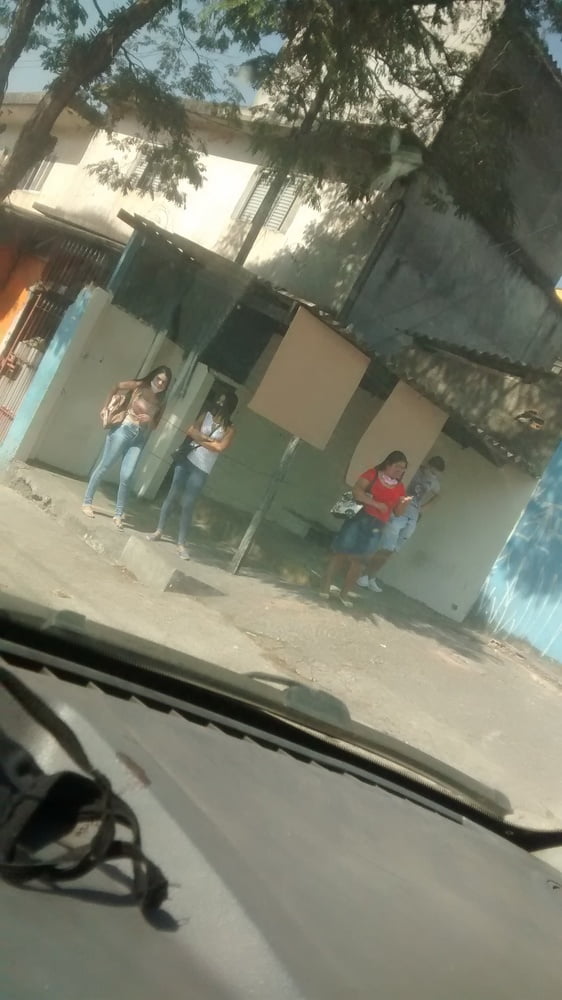 Novinhas no ponto de onibus #80273849