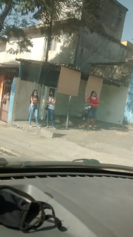 Novinhas no ponto de onibus #80273855