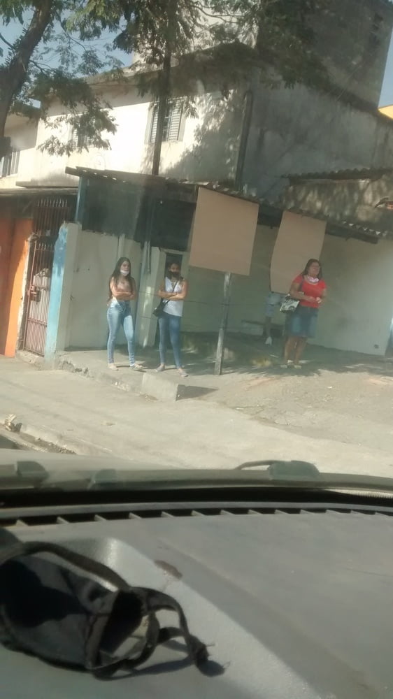 Novinhas no ponto de onibus #80273858