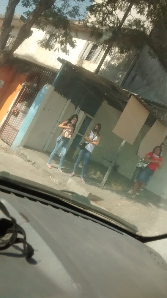 Novinhas no ponto de onibus #80273861