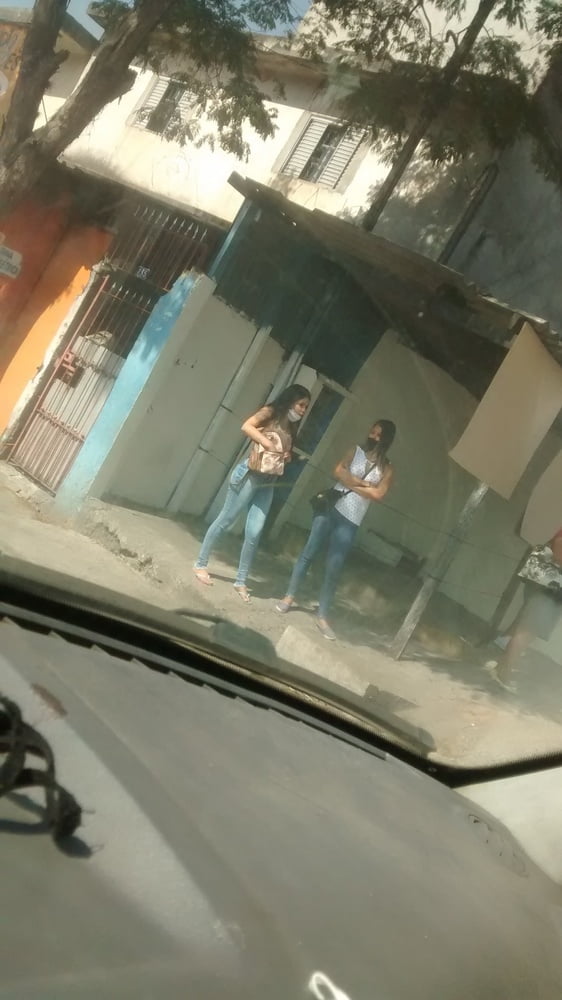Novinhas no ponto de onibus #80273864
