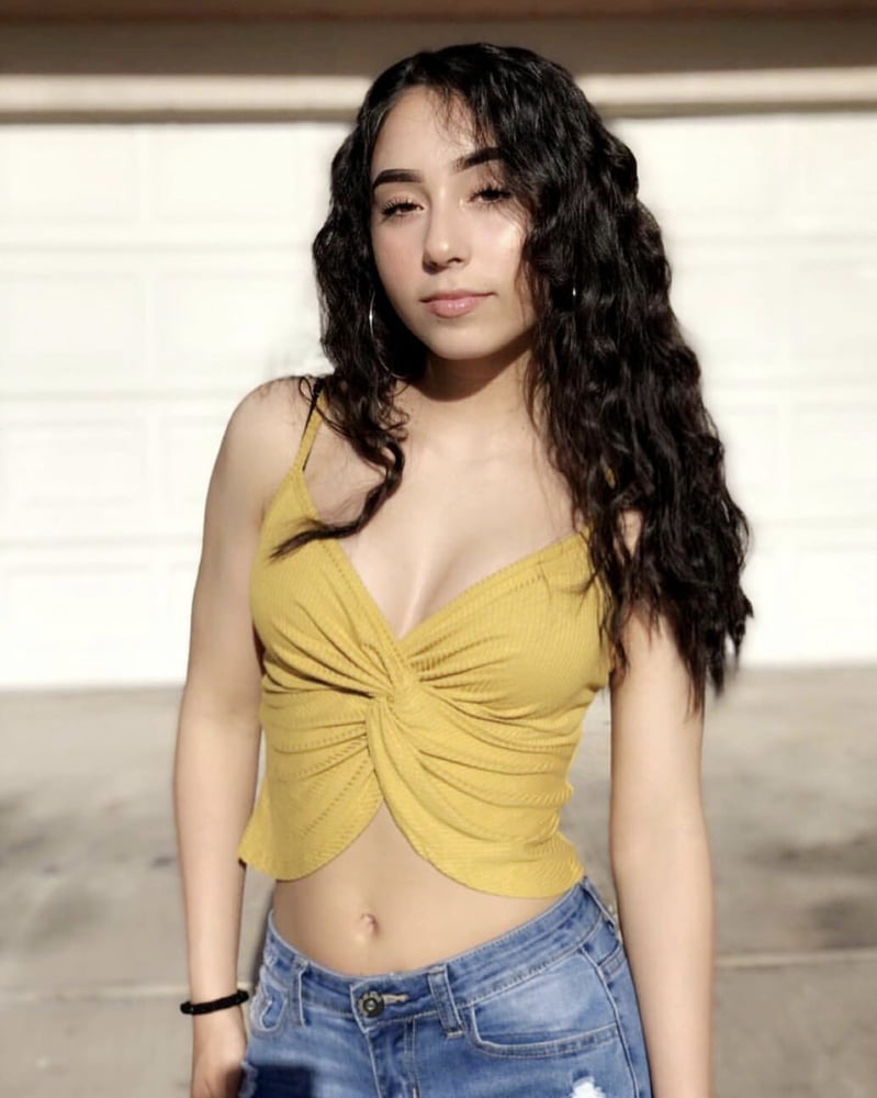 Joven alexia esperando su polla dura para entrar en ella
 #87622975