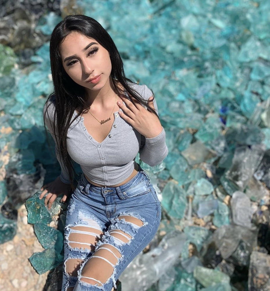 Joven alexia esperando su polla dura para entrar en ella
 #87623009