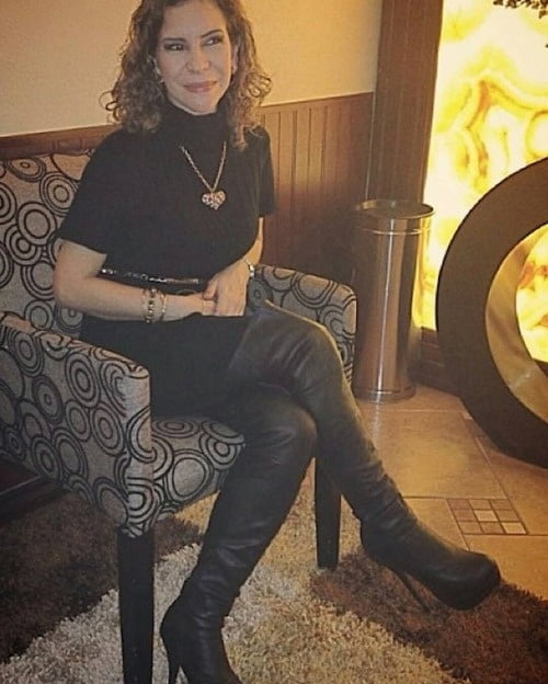 Insta milf wearing boots
 #101025713