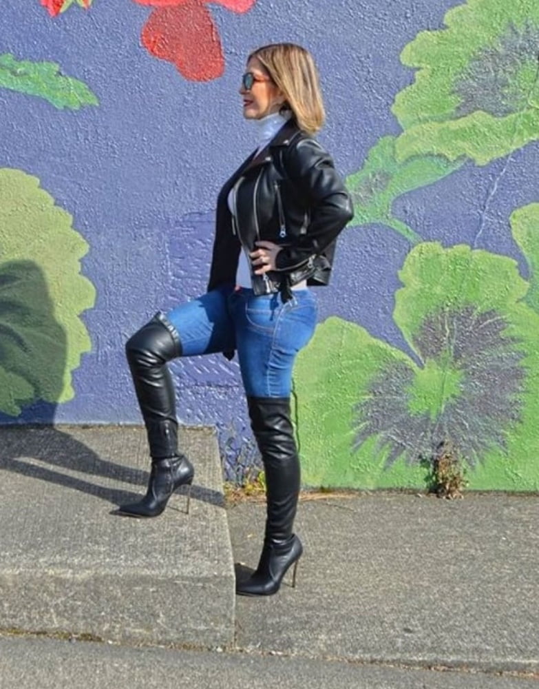 Insta milf wearing boots
 #101025729