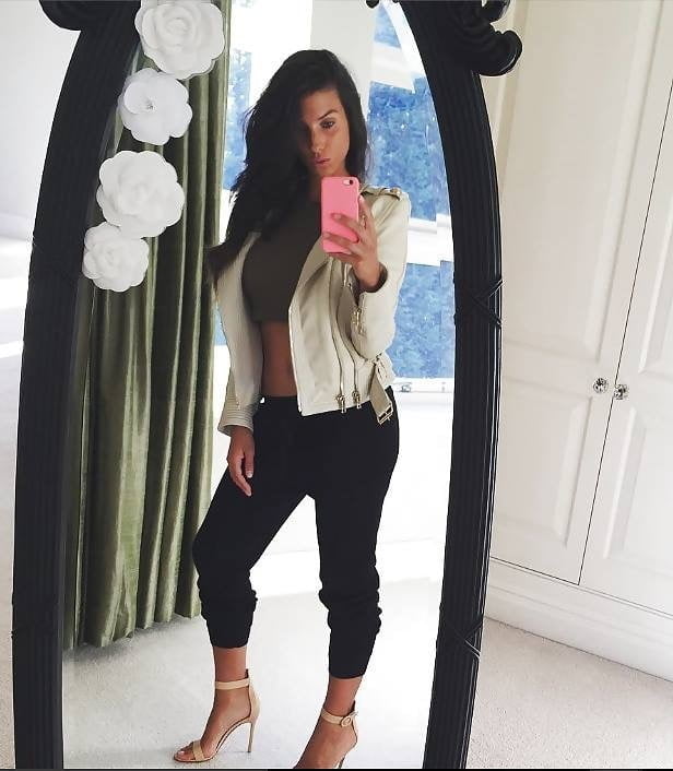 Ludivine sagna nue seins et pieds
 #96044983