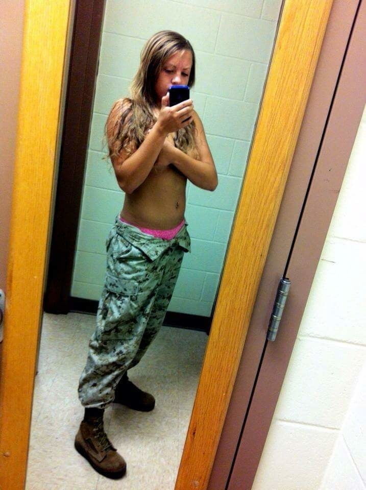 Sexy militärische Mädchen
 #104422962