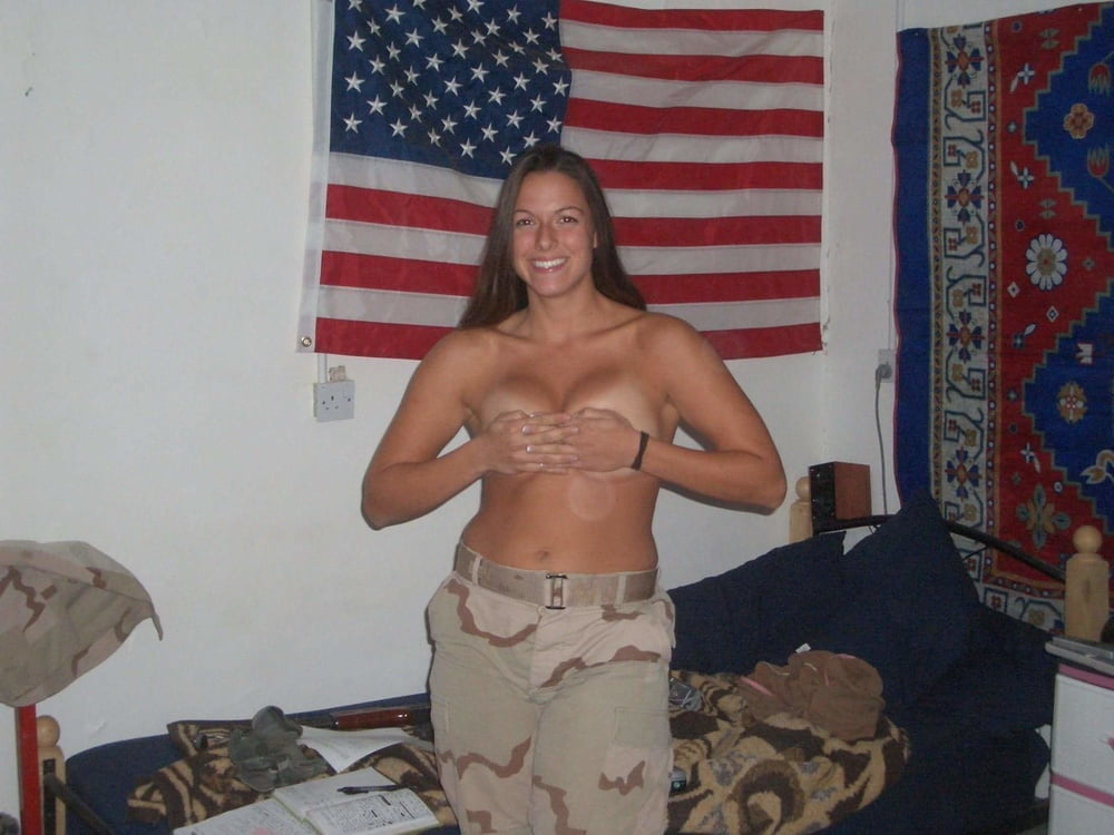 Sexy militärische Mädchen
 #104422974