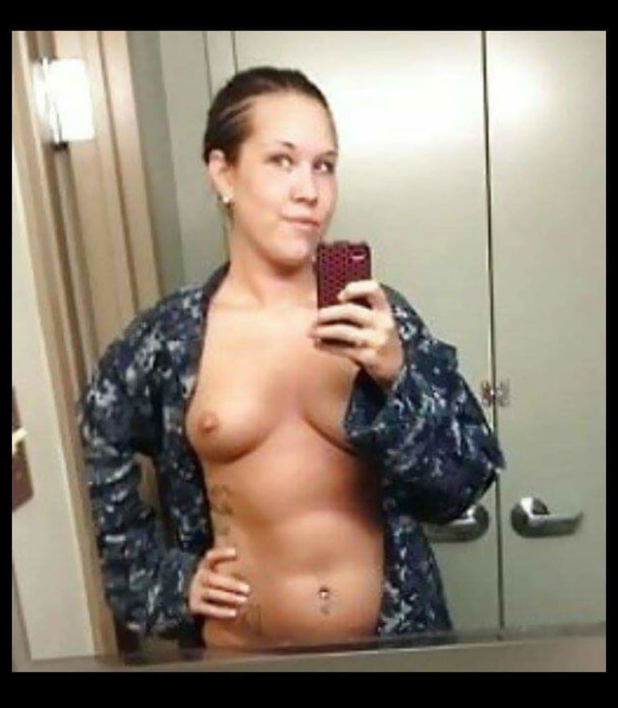 Sexy militärische Mädchen
 #104422977
