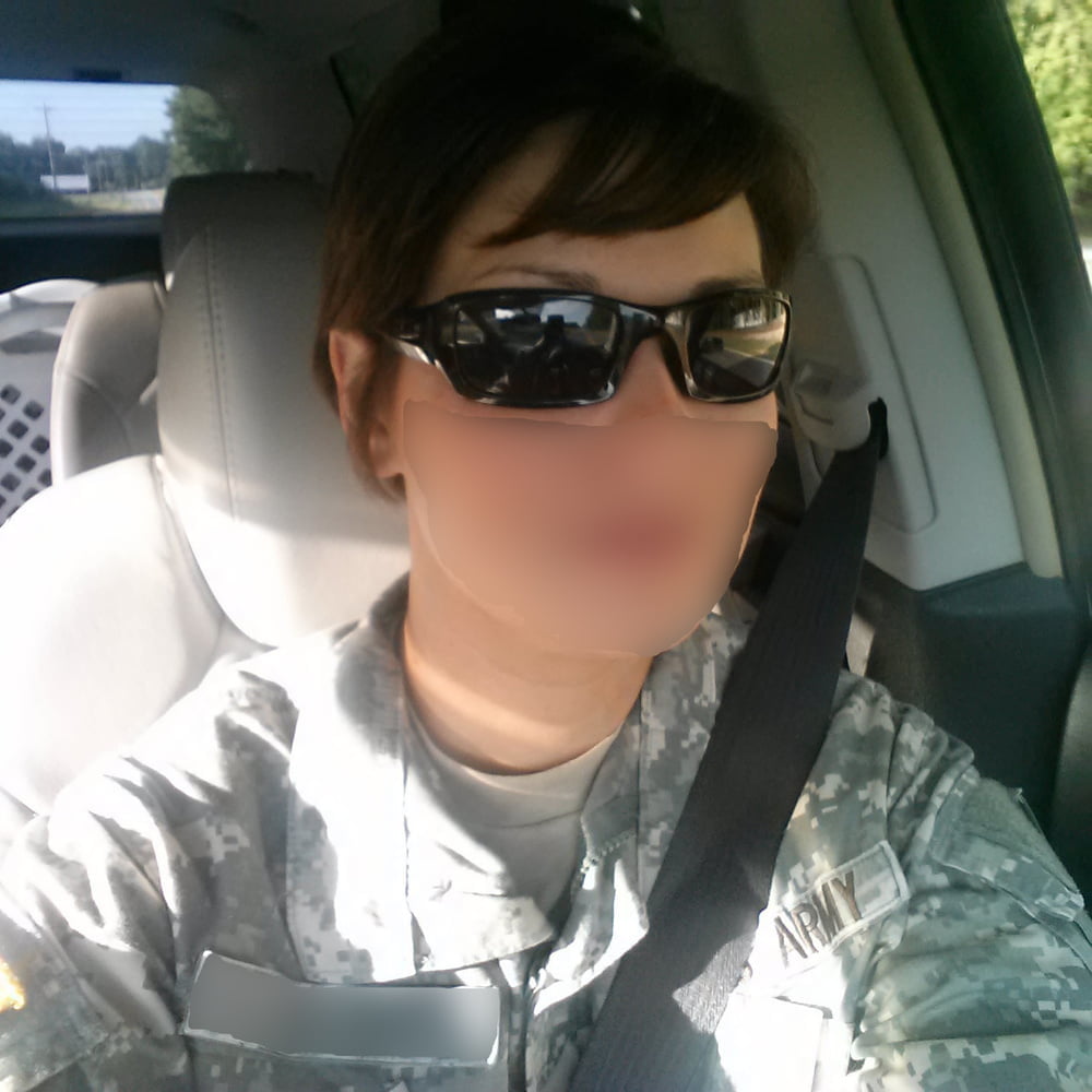 Sexy militärische Mädchen
 #104423328