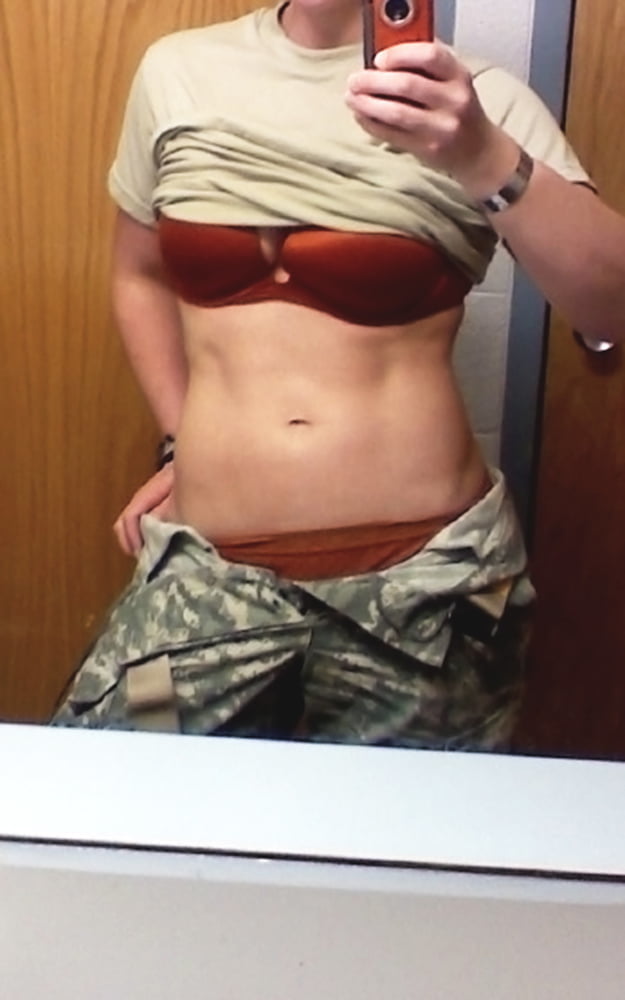 Sexy militärische Mädchen
 #104423366