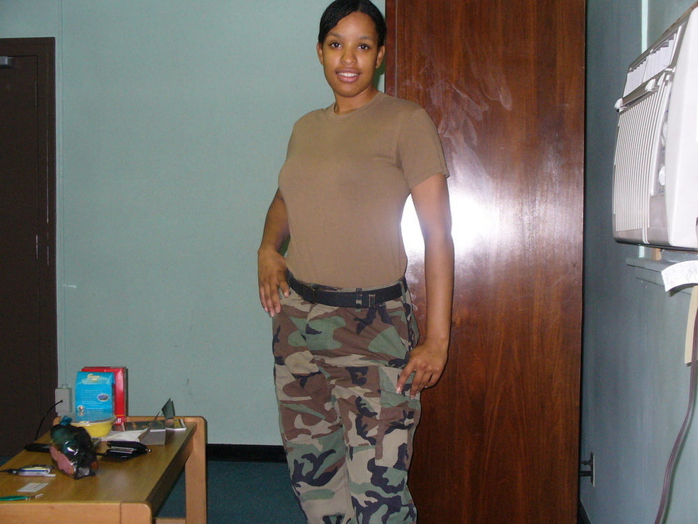 Sexy militärische Mädchen
 #104423448