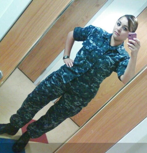 Sexy militärische Mädchen
 #104423492