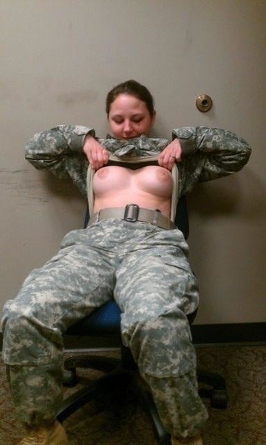 Sexy militärische Mädchen
 #104423761
