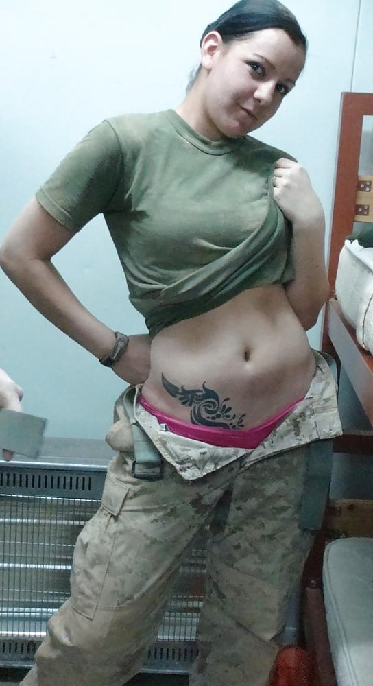Sexy militärische Mädchen
 #104423812