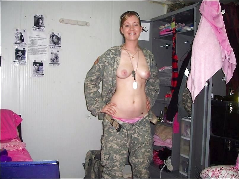 Sexy militärische Mädchen
 #104424241