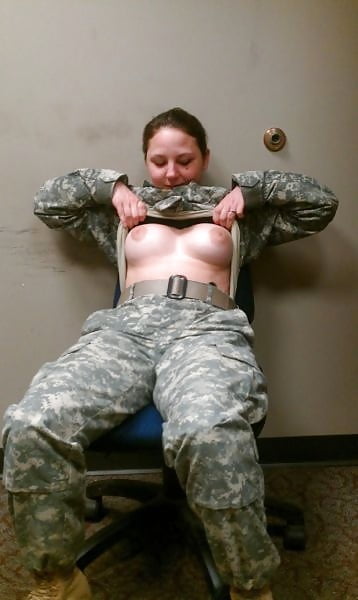 Sexy militärische Mädchen
 #104424278