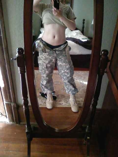 Sexy militärische Mädchen
 #104424295