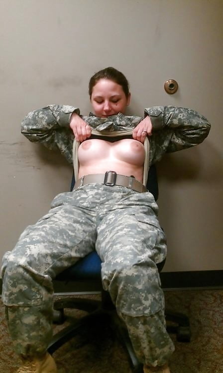 Sexy militärische Mädchen
 #104424370