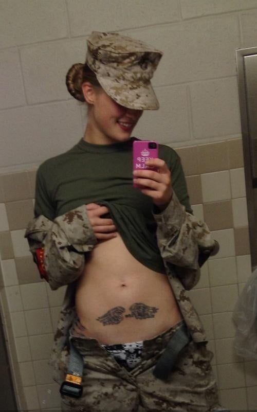 Sexy militärische Mädchen
 #104424378