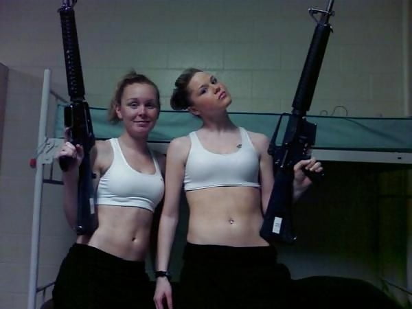 Sexy militärische Mädchen
 #104424400