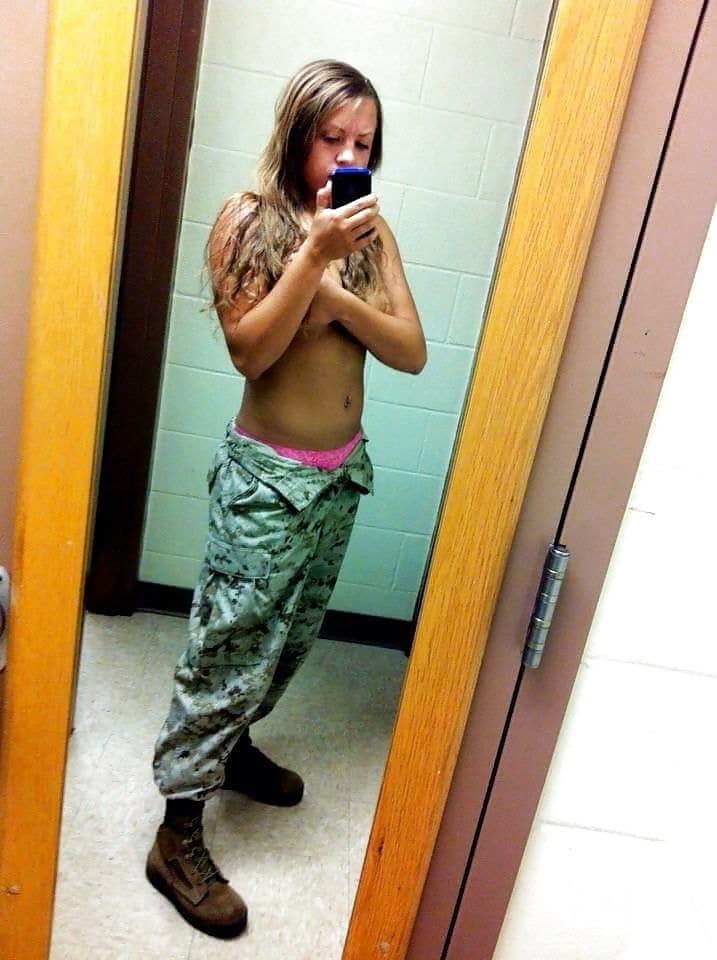 Sexy militärische Mädchen
 #104424406