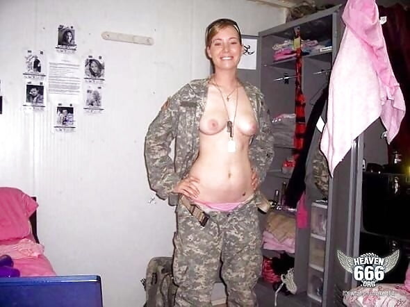 Sexy militärische Mädchen
 #104424446