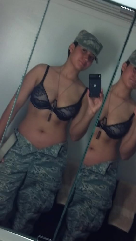 Sexy militärische Mädchen
 #104424474