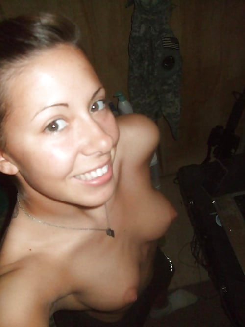 Sexy militärische Mädchen
 #104424496
