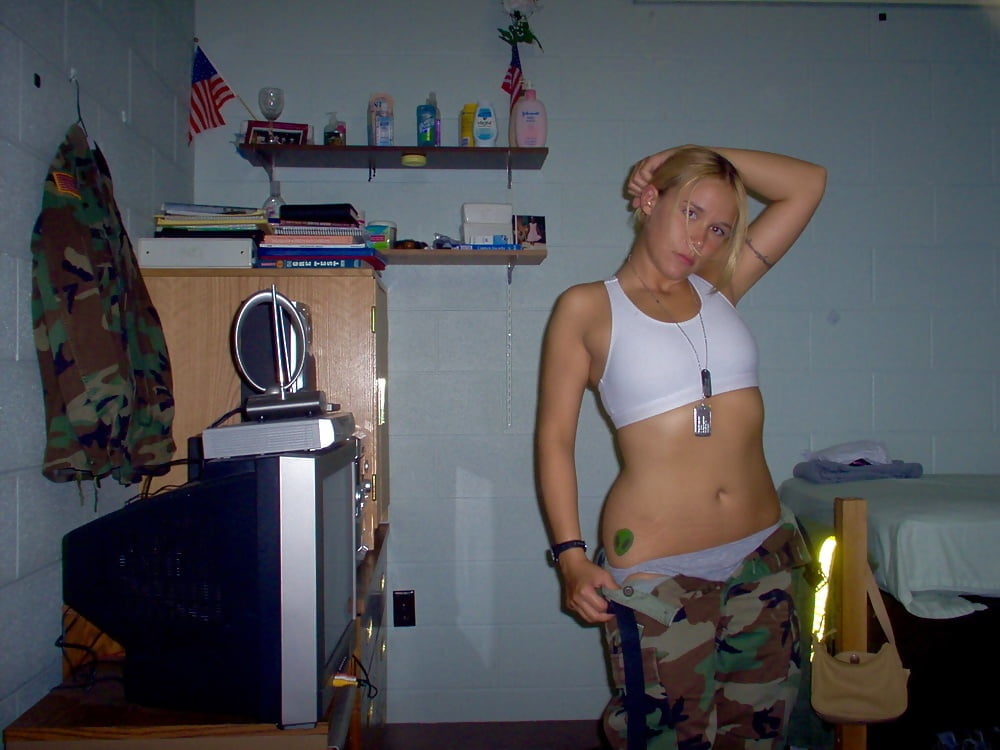 Sexy militärische Mädchen
 #104424528