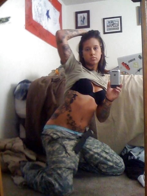Sexy militärische Mädchen
 #104424678