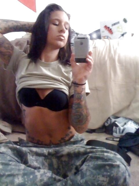 Sexy militärische Mädchen
 #104424680