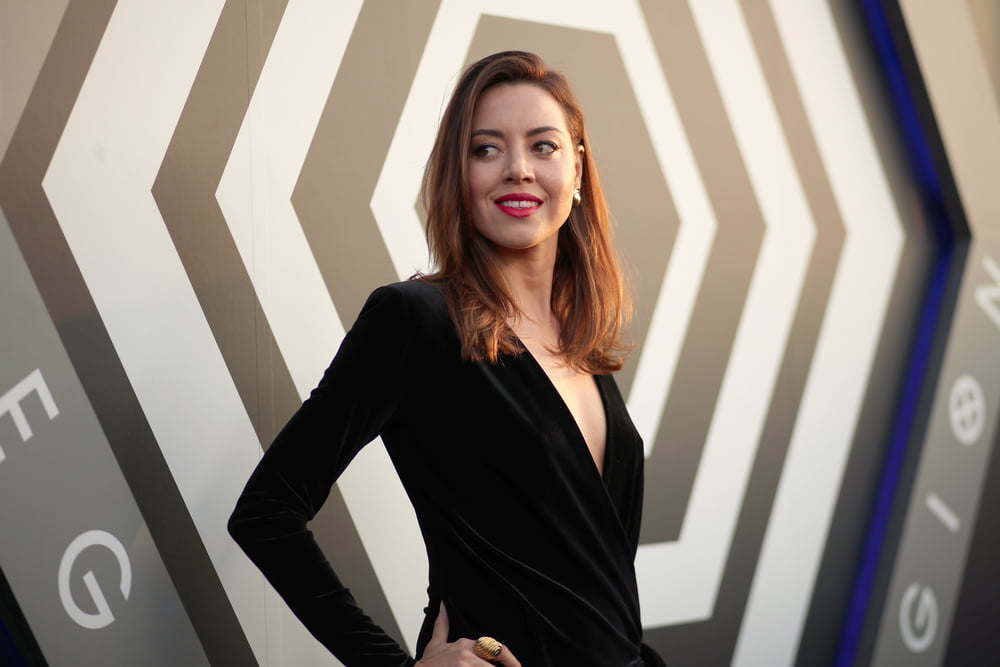 Aubrey plaza ist das Mittel
 #92430395