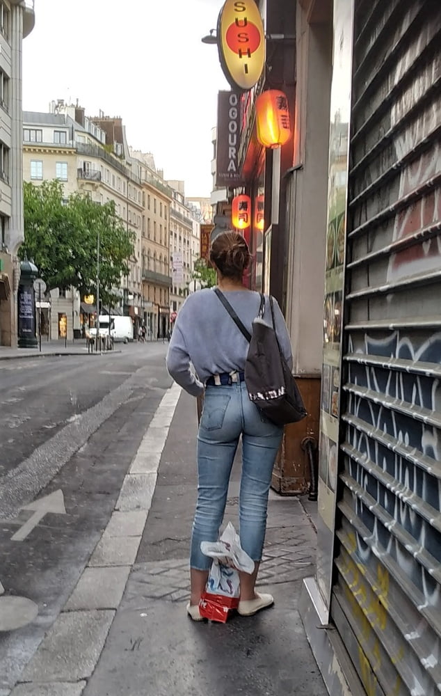 Una chica rubia francesa esperando a su marido
 #94572065